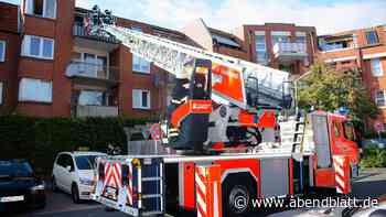 Feuerwehr dringt über den Balkon in verqualmte Wohnung in Neuallermöhe ein