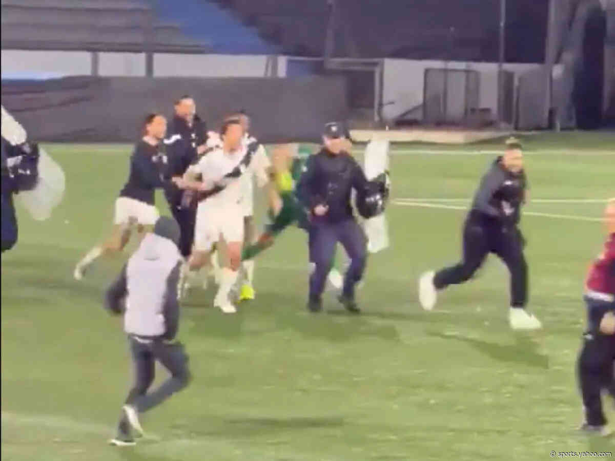 😱 Ugly scenes: fan invades pitch and is hit by player in 🇺🇾
