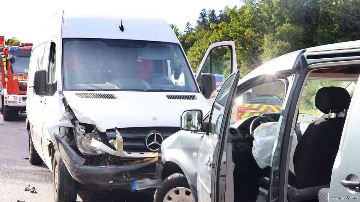 Großer Frontalcrash: Geisterfahrer auf der B11 – Straße gesperrt