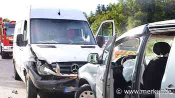 Großer Frontalcrash: Geisterfahrer auf der B11 – Straße gesperrt