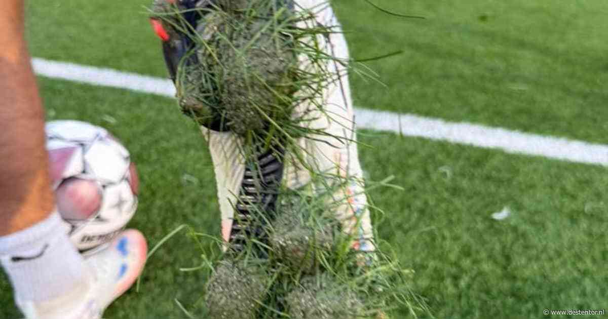‘Je krijgt het er amper nog af’: vijf velden in Deventer direct gesloten, vier voetbalclubs eisen nieuw kunstgras