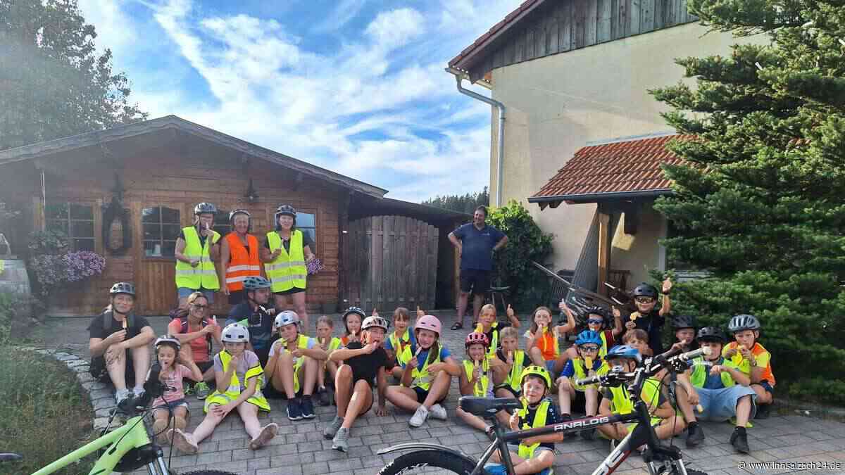 Knicklichter-Tanz und Lagerfeuer: Skiclub Niedertaufkirchen begeistert mit Zeltlager