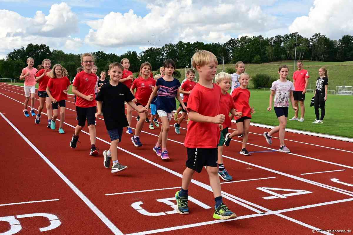 Auf nigelnagelneuer Kunststoffbahn: Bei den Leichtathleten der SG Motor Thurm läuft es