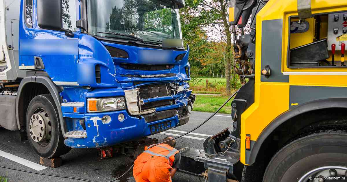 Vuilniswagen botst op vrachtwagen in Chaam, weg deels geblokkeerd