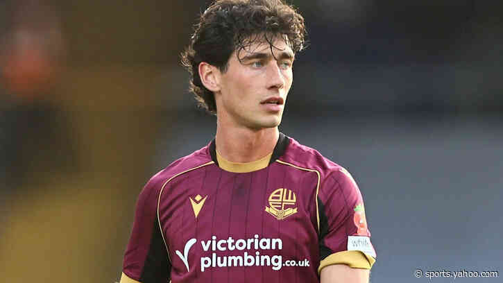 Chesterfield sign Bolton midfielder Randall on loan