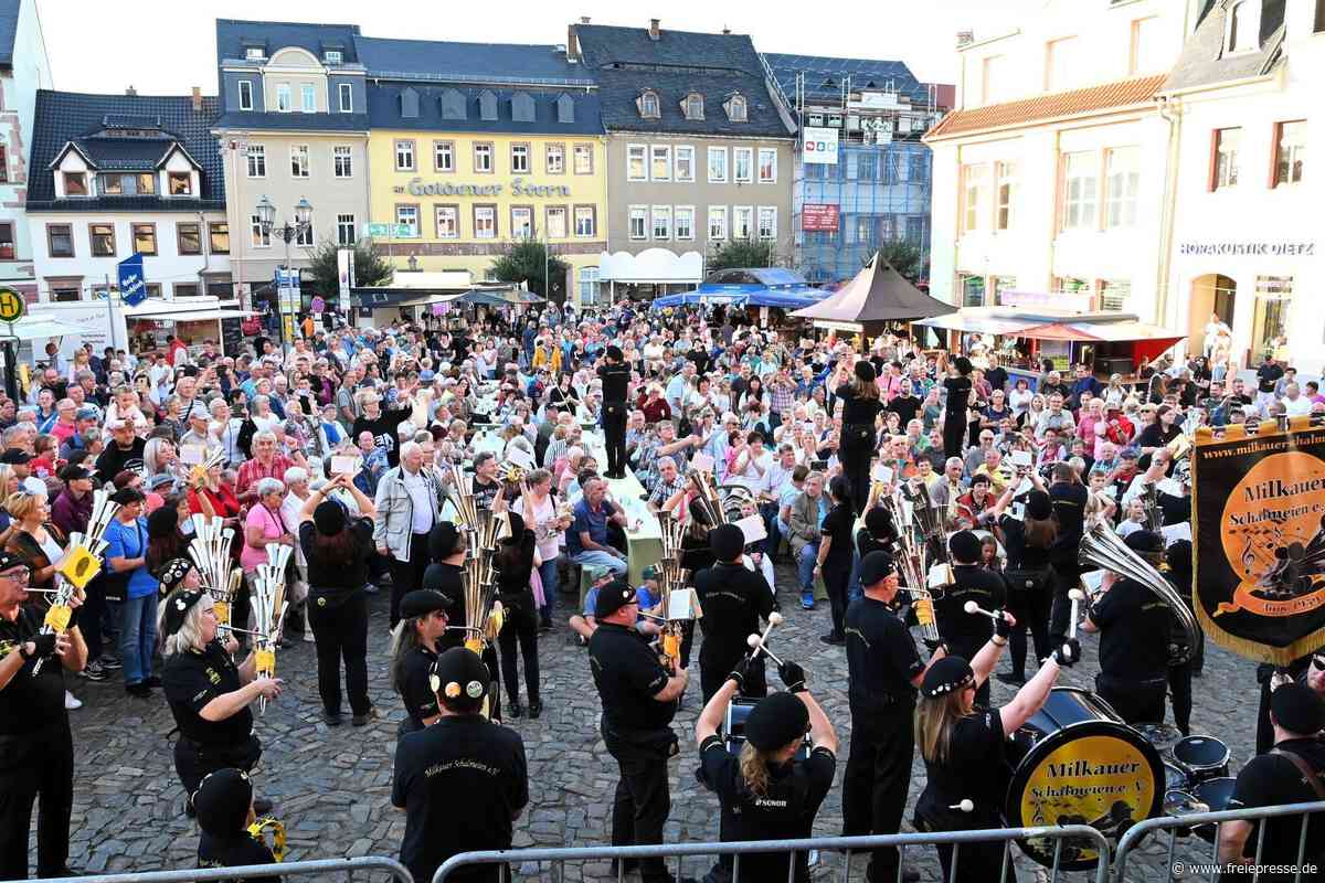 Sand, Musik, Bier und Feuerwerk: Penig macht den Marktplatz zum Stadtstrand