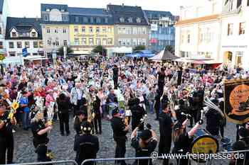 Sand, Musik, Bier und Feuerwerk: Penig macht den Marktplatz zum Stadtstrand