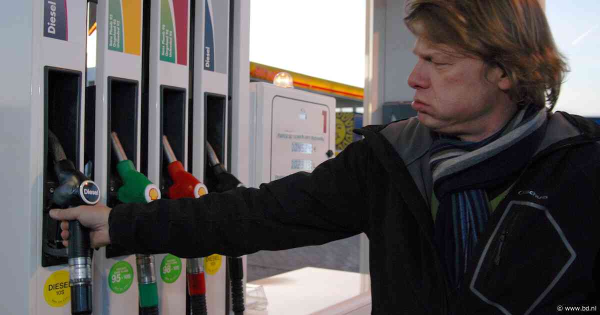 Pijn aan de pomp door recordhoogte benzineprijs: ‘Kost me minimaal 600 euro per maand’