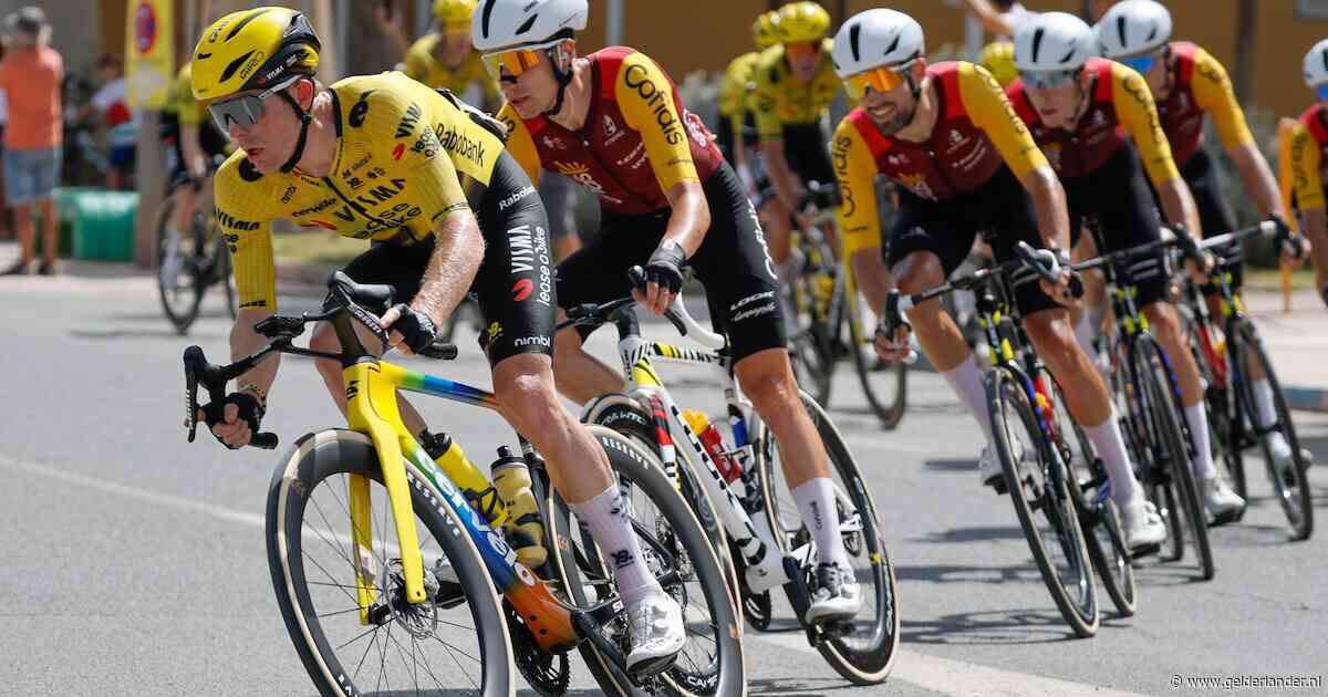 LIVE Vuelta | Peloton in vliegende vaart richting massasprint, Visma zet alle kaarten op favoriet Brennan
