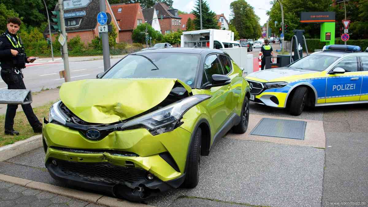 Unfall an Kreuzung B5 und Billwerder Straße: Zwei Fahrzeuge schwer beschädigt
