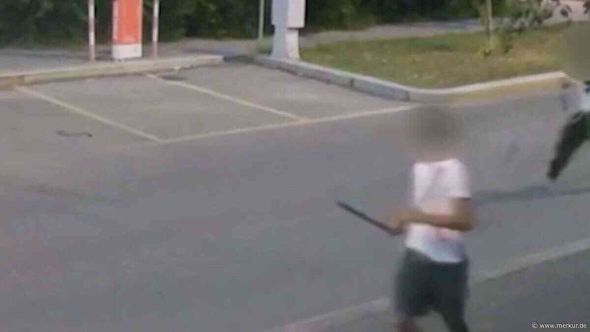 Polizei veröffentlicht Aufnahmen: Junge Männer gehen mit Machete martialisch auf Teenager los