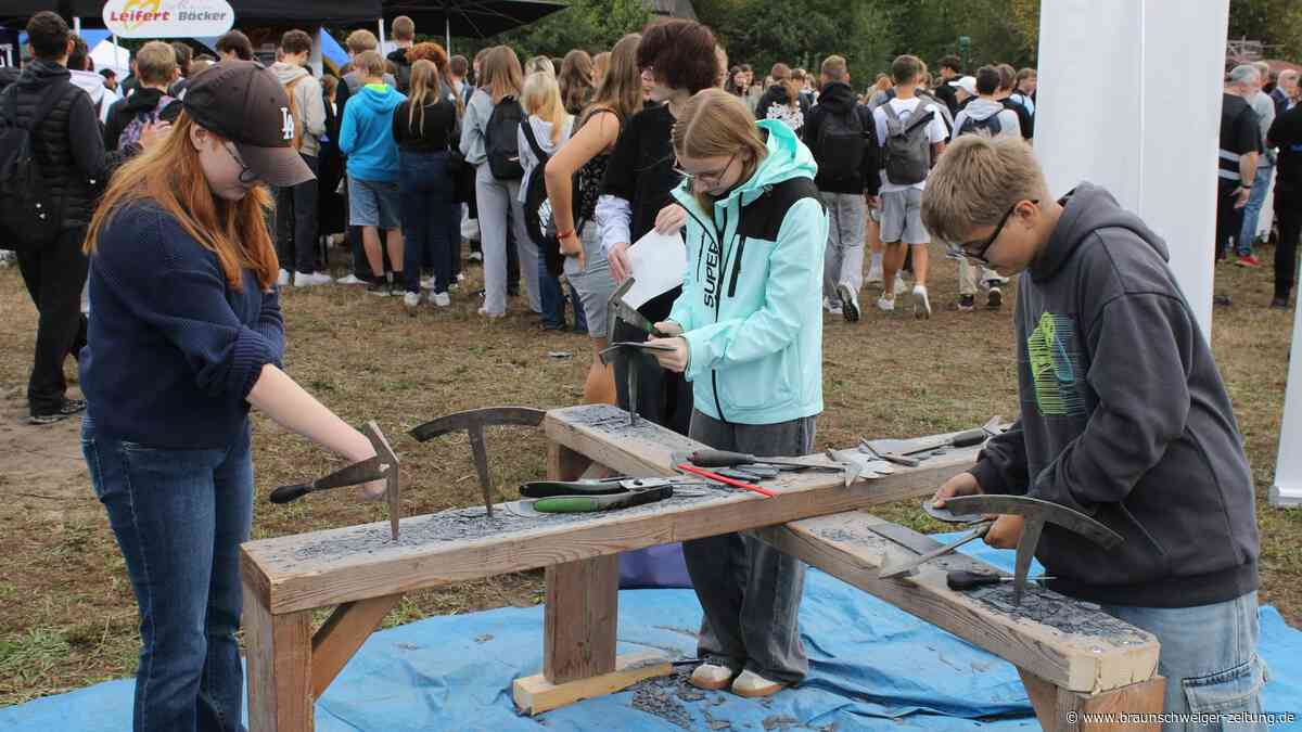 Im Mühlenmuseum: Gifhorns Landrat im Bagger – Mühlen blieben heil