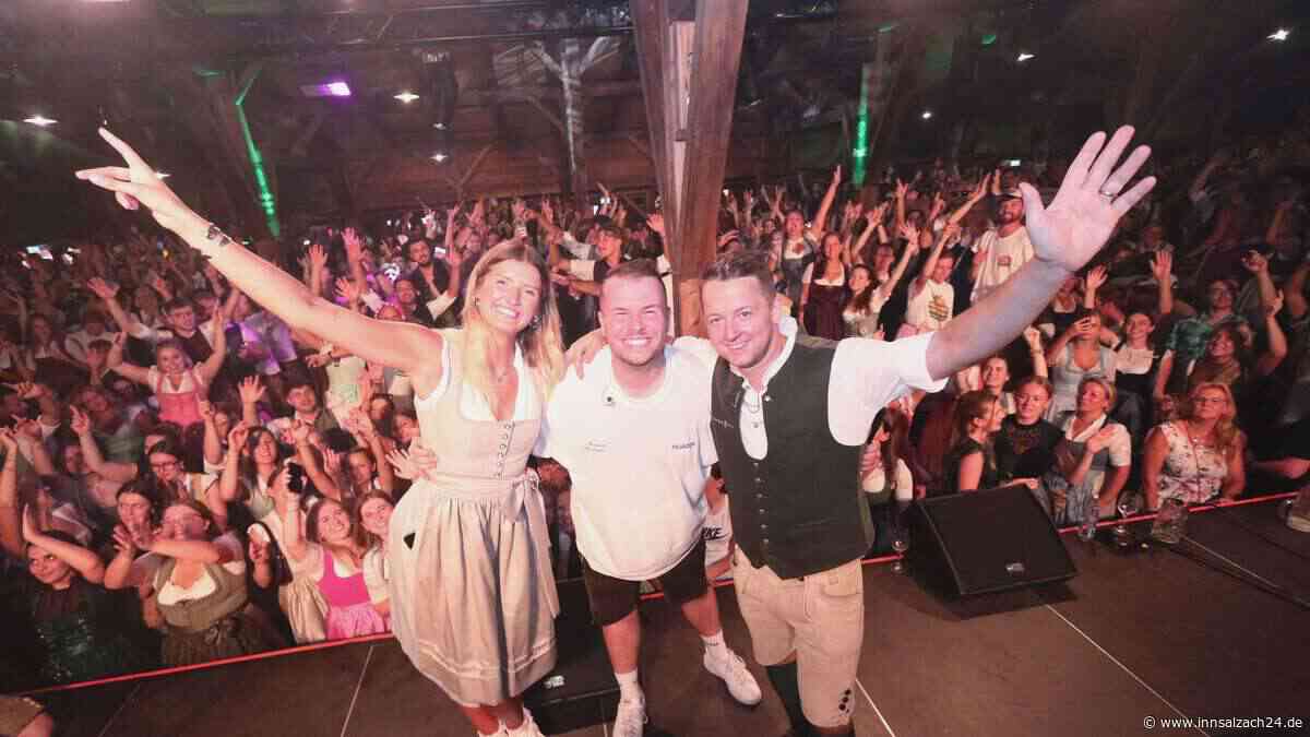Ballermann am Montagabend: Malle-Stars bringen Festzelt in Mühldorf am Inn zum Beben