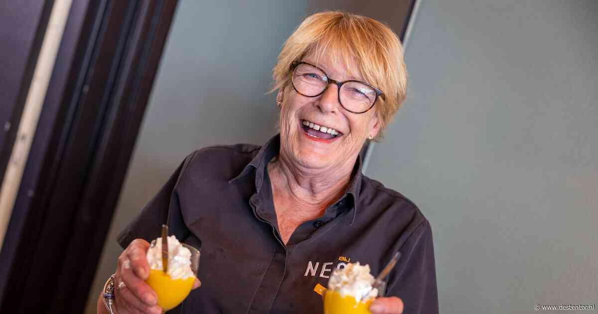 Marianne (67) is te ziek voor oud en nieuw, dan brengt een politieauto haar toch naar haar vrienden