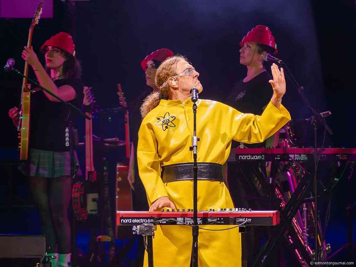 Concert review: 'Weird Al' a reflection we actually love staring at