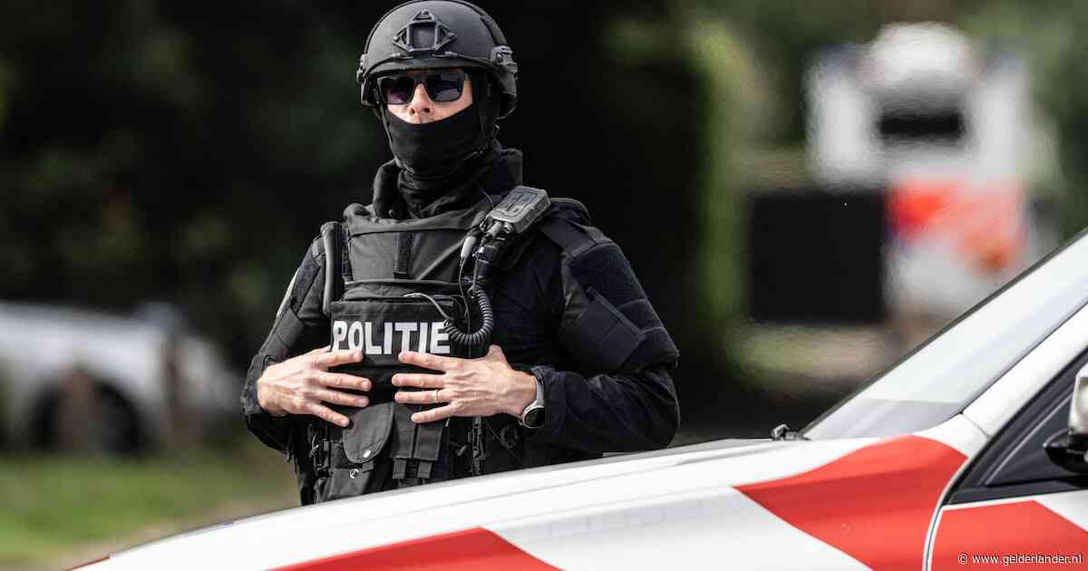 Politiemensen met bivakmutsen kammen de loods van Jan G. uit, ME’ers struinen door de maïs: dit is dag twee van Overasselt