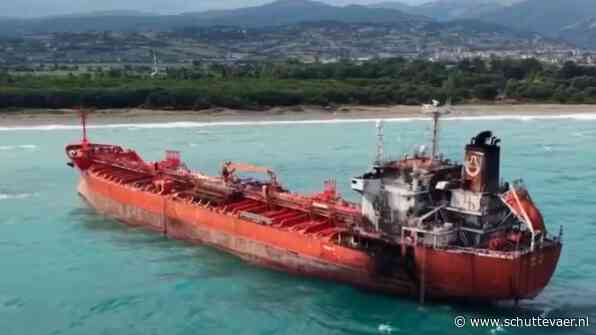 Twee gehavende en verlaten koopvaardijschepen stranden in Turkije