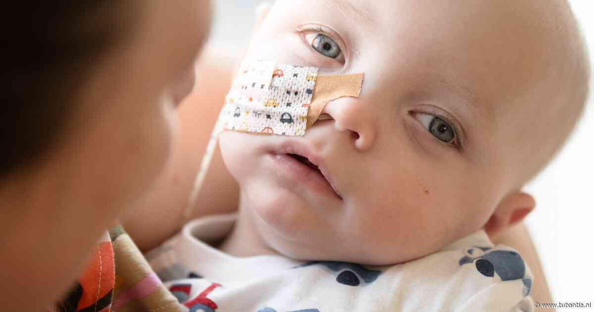 Door zeldzame ziekte kan Tobias (1) niet lachen, eten of zitten: ‘Zijn broer snapt dat hij gaat overlijden’