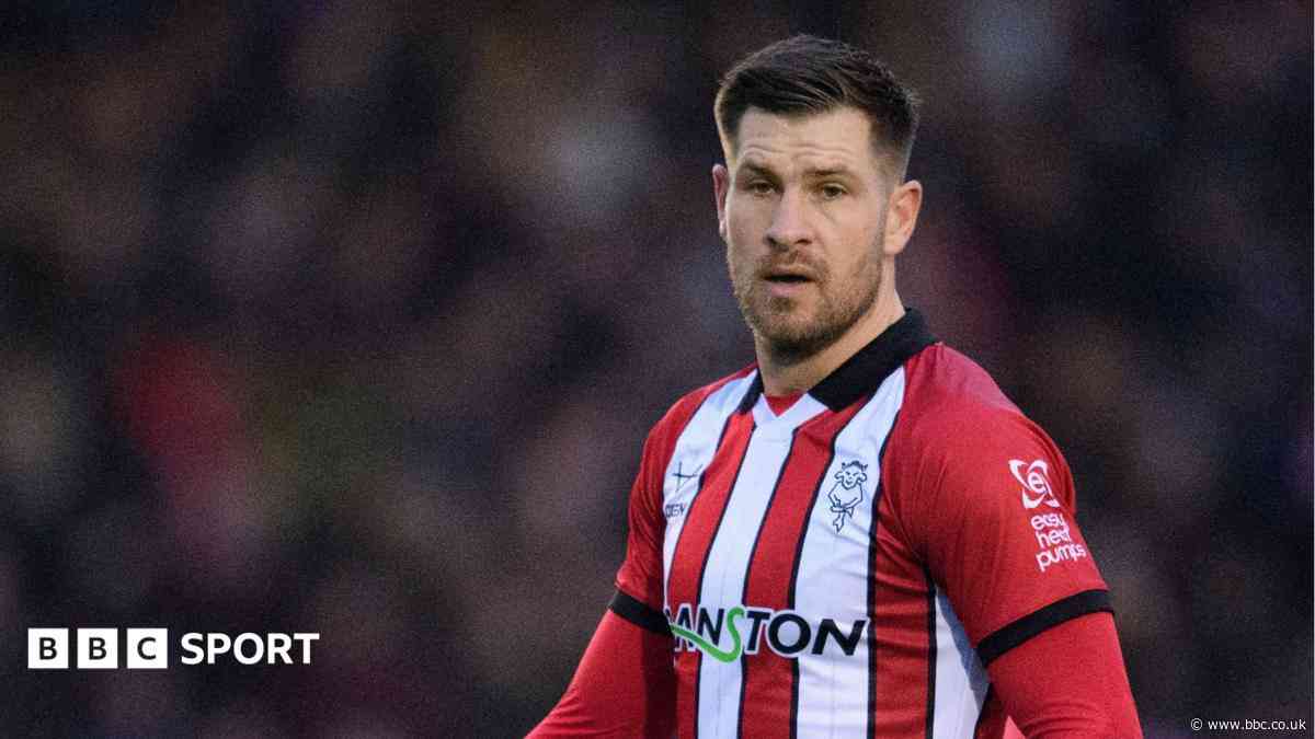 Doncaster sign Lincoln striker Collins on loan