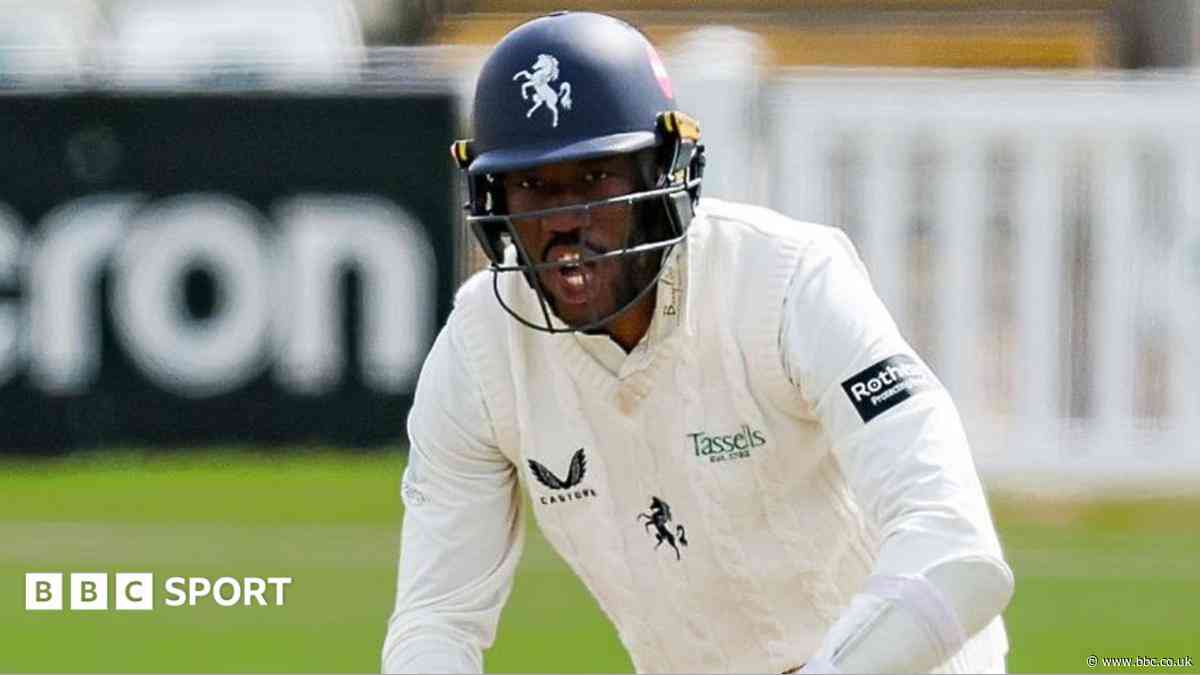 Pears push on after bowling out Kent at Canterbury