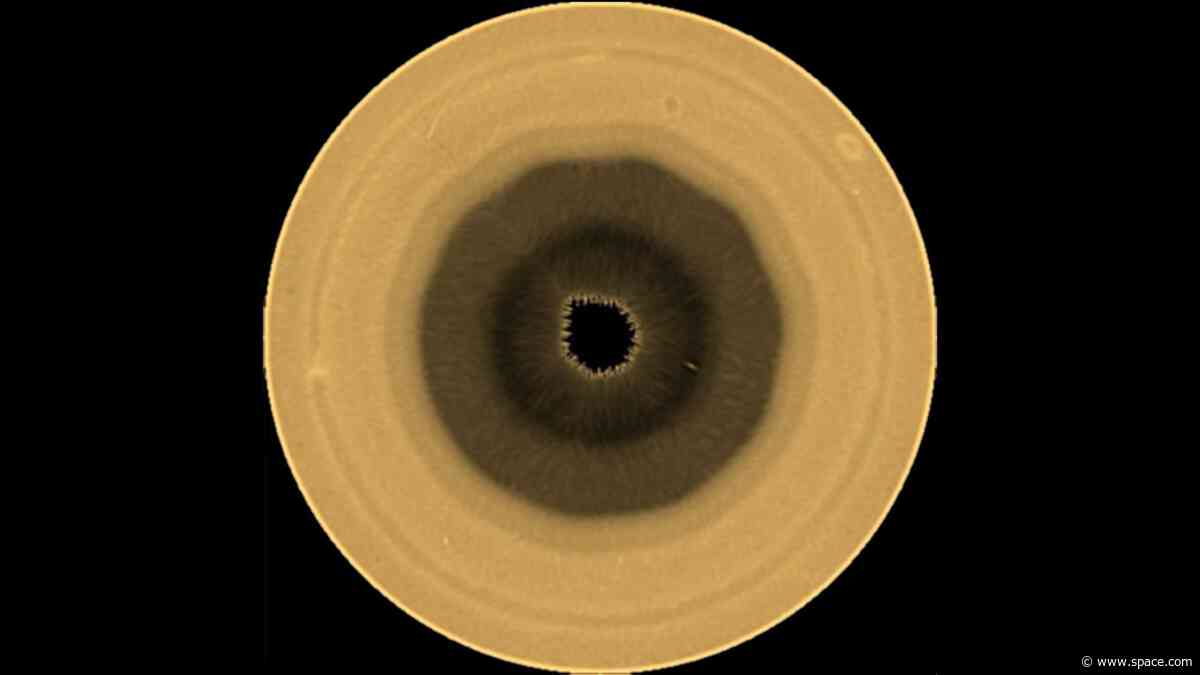 Astronomers discover mysterious 10-sided cloud structure at Saturn's south pole