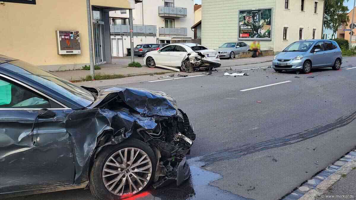 Seat-Fahrer rast durch Stadt: 42-Jähriger stirbt – B8 mehrere Stunden gesperrt