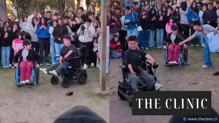 Batalla de aura legendaria: dos jóvenes se enfrentan en silla de ruedas