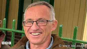Colli Islwyn Owen: 'Dagrau bob dydd am flwyddyn ond mae'n dod yn haws'