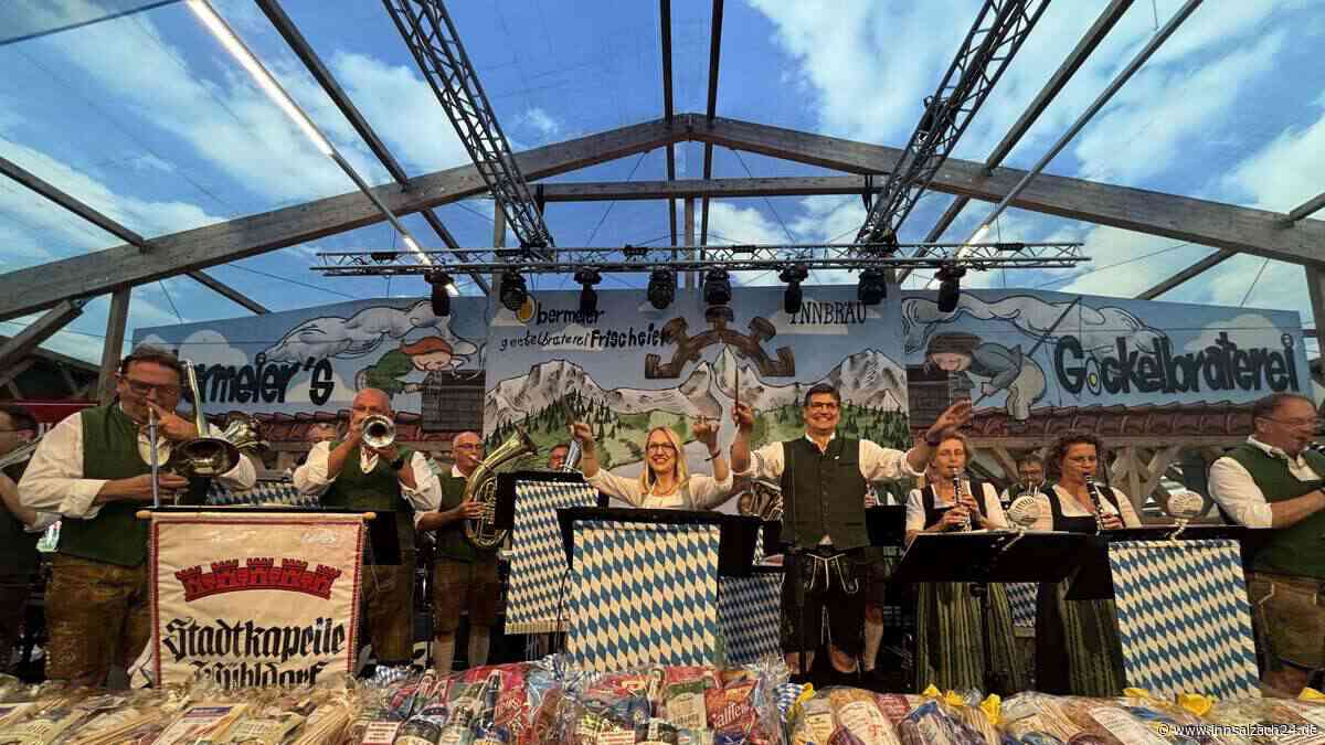 Lebkuchen-Herzerl und Austragler-Tisch: 3000 feiern bei größter Kontaktbörse der Region Mühldorf