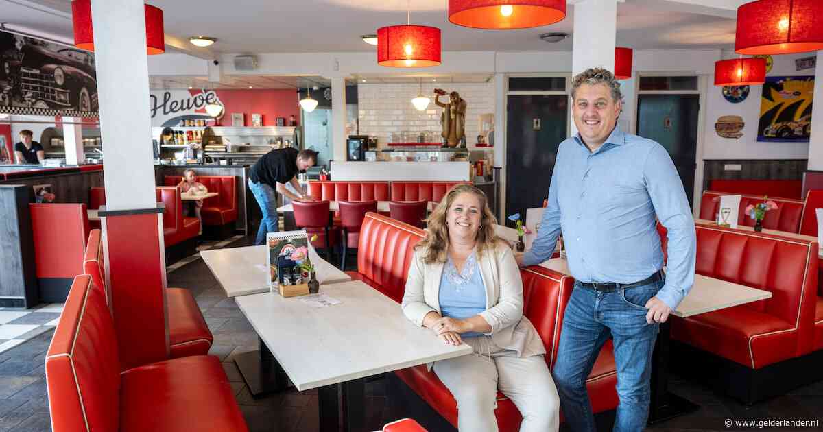 ‘Je kunt binnenkort bij ons echt dineren’: bekende cafetaria gooit het roer om, maar frikandel blijft er gewoon te koop
