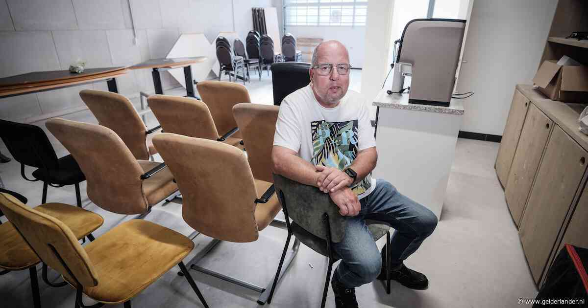 Rijschoolhouder is ontroerd door hulp na verwoestende brand: ‘Tafels en stoelen kreeg ik direct, echt noaberschap’
