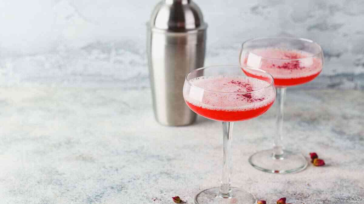 Fruchtiger Rosé Martini aus dem Shaker ist das Getränk für den besonderen Abend