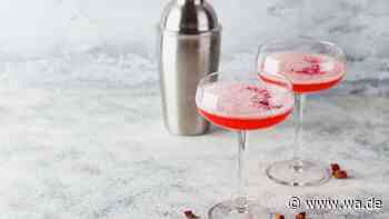 Fruchtiger Rosé Martini aus dem Shaker ist das Getränk für den besonderen Abend
