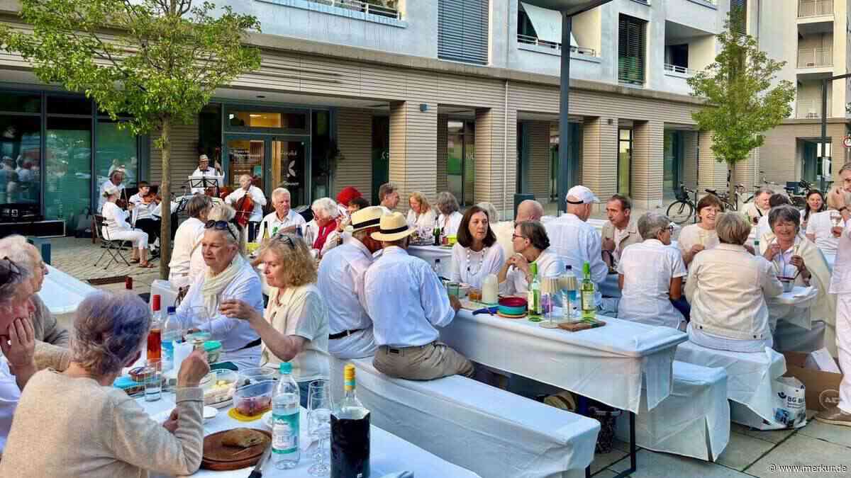White Dinner am Martinsplatz: 30 Gäste in Weiß bei Musik der 1920er-Jahre
