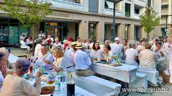 White Dinner am Martinsplatz: 30 Gäste in Weiß bei Musik der 1920er-Jahre