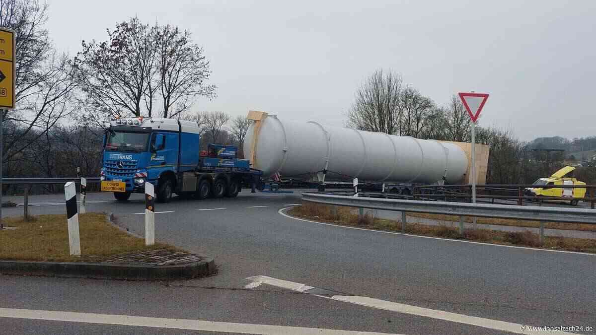 32 Meter lang: Schwertransport rollt von Tacherting bis Passau – Ziel ist Qatar