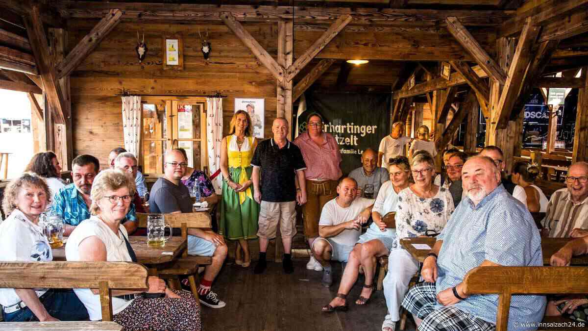 „Tägliches Krafttraining und ein Gehalt obendrauf“: OVB-Zusteller feiern beim Mühldorfer Volksfest