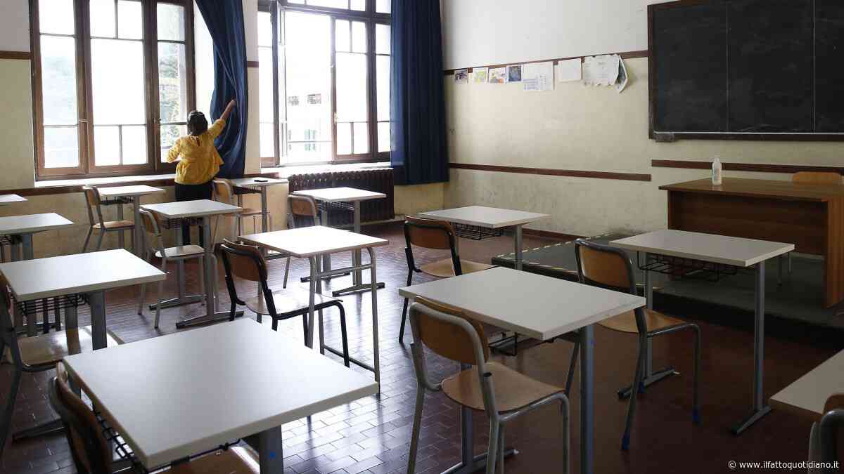 Scuola, il caro benzina pesa anche sui docenti: “Chiediamo un bonus da 200 euro al mese per gli insegnanti fuori sede e i pendolari”