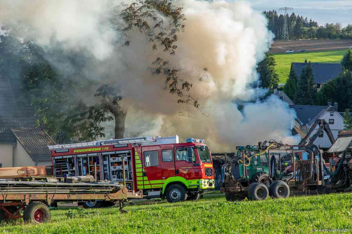 Feuer mit starker Rauchentwicklung im Erzgebirge: Holzstapel an Bauernhof gerät in Brand