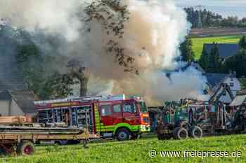 Feuer mit starker Rauchentwicklung im Erzgebirge: Holzstapel an Bauernhof gerät in Brand