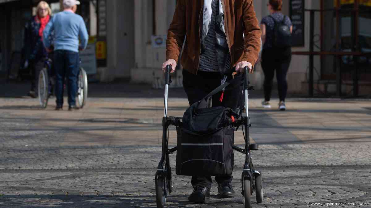 Unfall beim Ausparken: Senior übersieht eine Frau mit Rollator