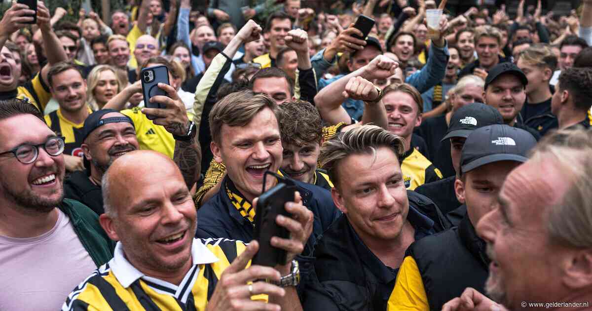 Een jaar na de redding kijken Vitesse-supporters anders naar hun club: ‘Die naïviteit ben ik kwijt’