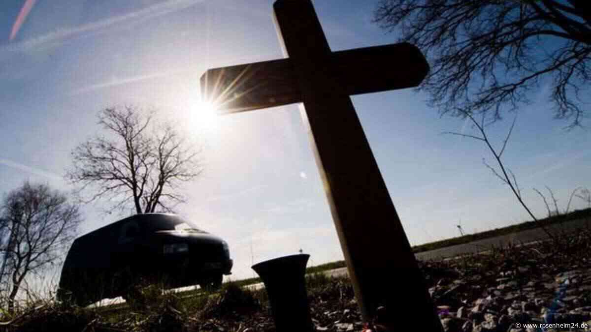 Horror-Crash auf Bundesstraße in Bayern: Fahrer (42) trotz Reanimation tot
