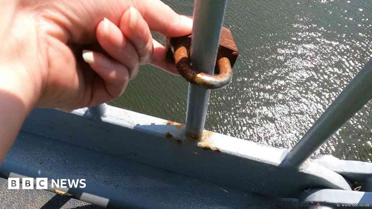 Couples urged to stop leaving love locks on bridge