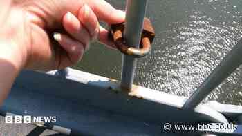 Couples urged to stop leaving love locks on bridge