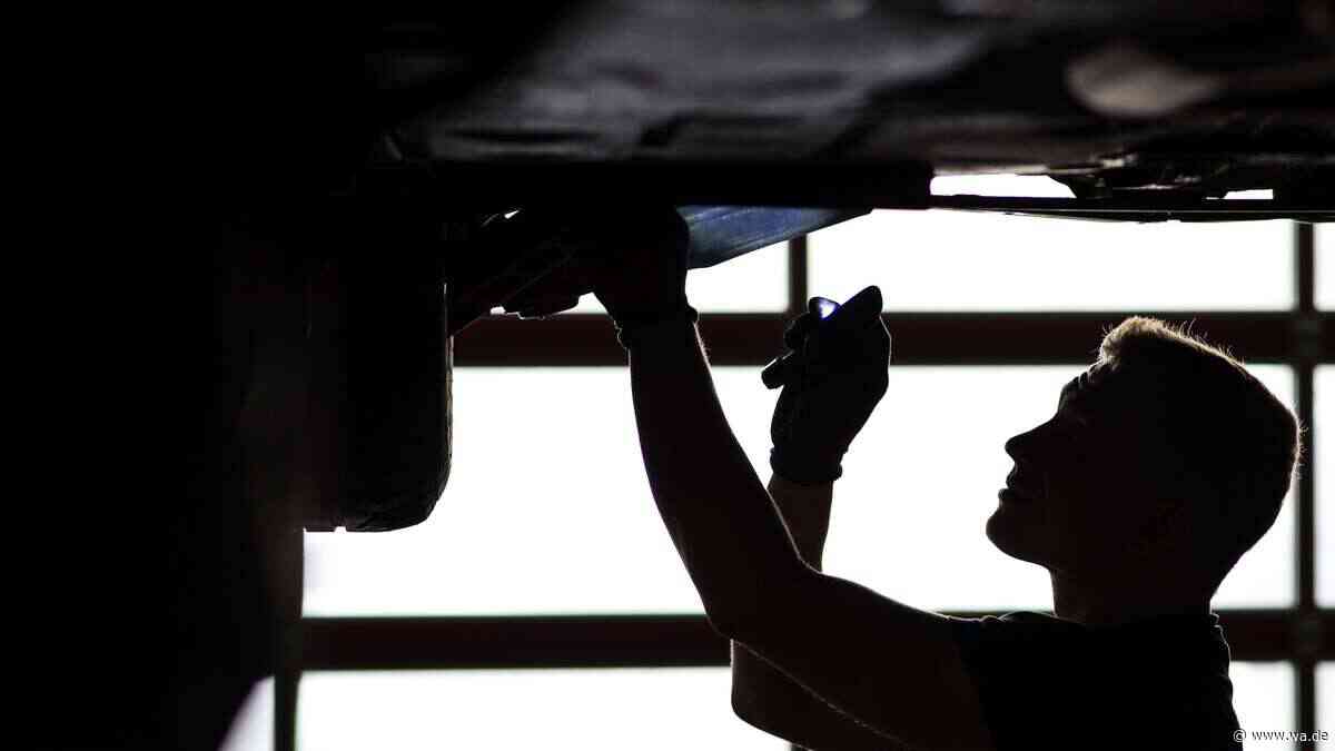 Auto rutscht von Hebebühne: 45-Jähriger stirbt bei Arbeitsunfall