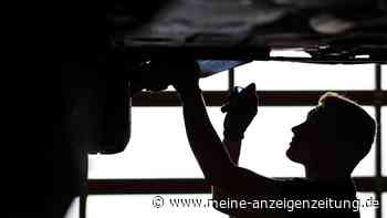 Auto rutscht von Hebebühne: 45-Jähriger stirbt bei Arbeitsunfall