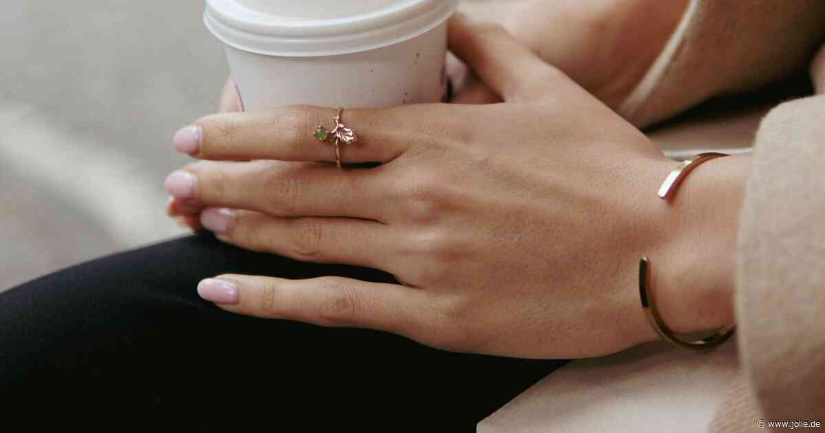 „Lavender Milk Nails” sind der edelste Nageltrend für den Übergang