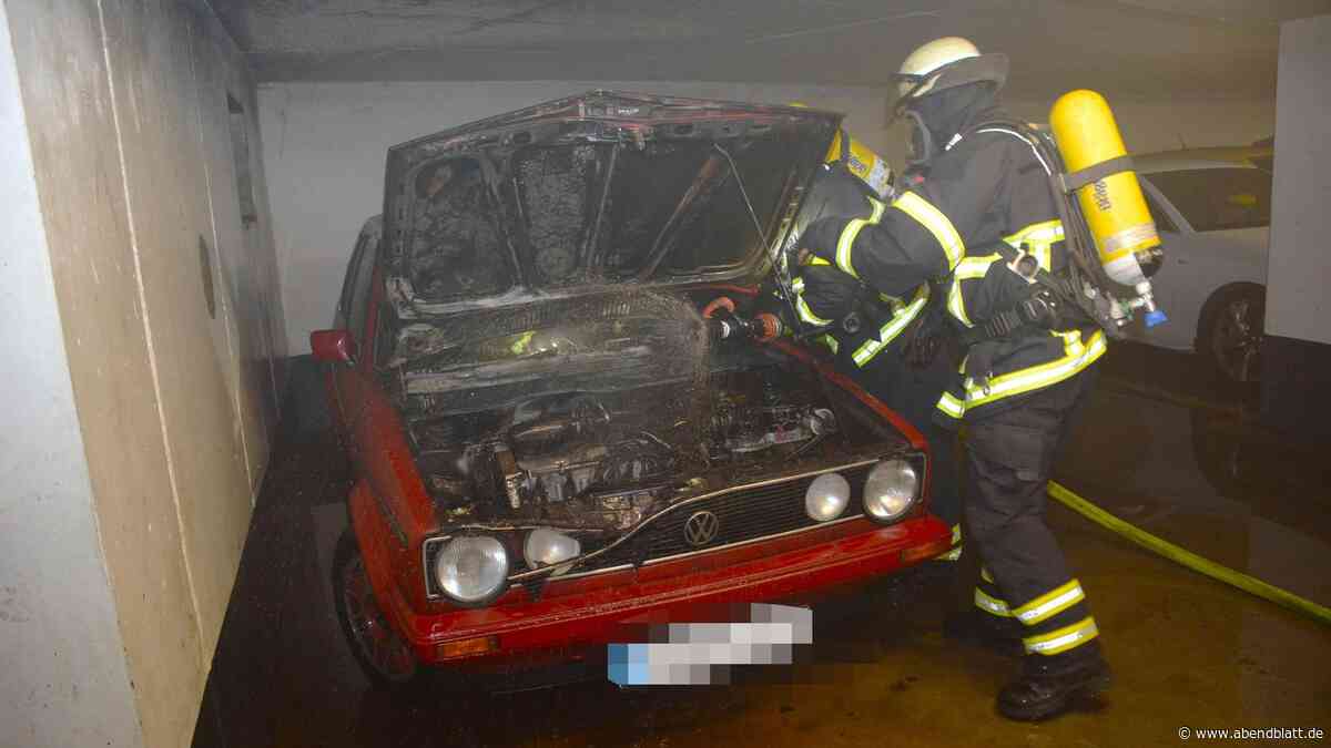 Alter VW Golf in Tiefgarage in Flammen – Rauch dringt in Wohnungen