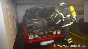 Alter VW Golf in Tiefgarage in Flammen – Rauch dringt in Wohnungen